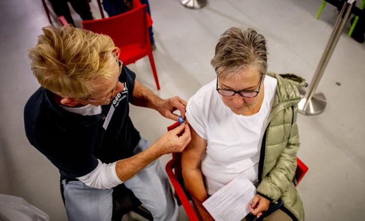 Lymfeklieren kunnen wel halfjaar opgezet zijn na coronaprik