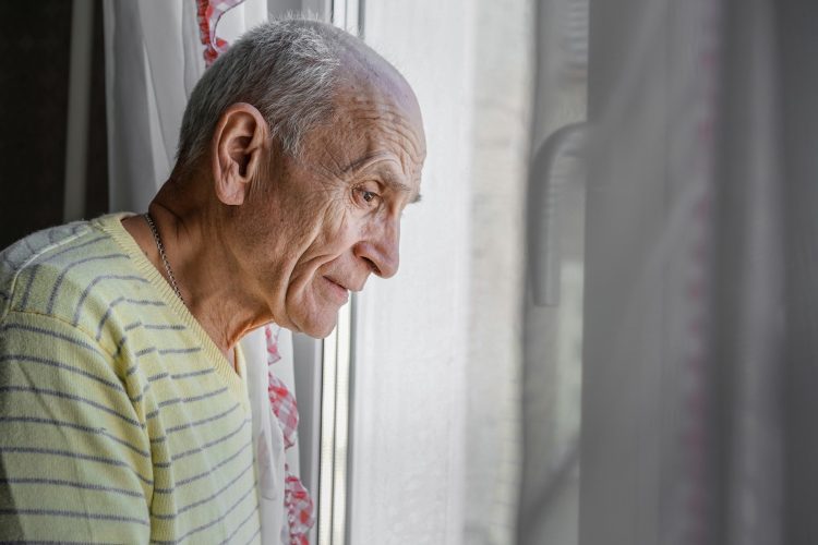 Cornelis (82) voelt zich eenzaam: “Mijn kinderen hebben het te druk, ze komen nooit meer langs”