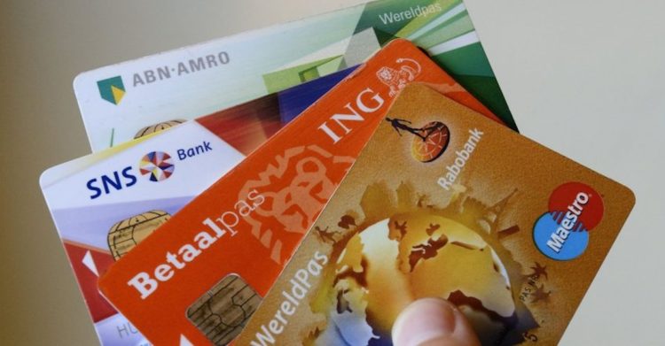 Bij deze banken kost pinnen buiten Europa 3,50 euro plus een koersopslag