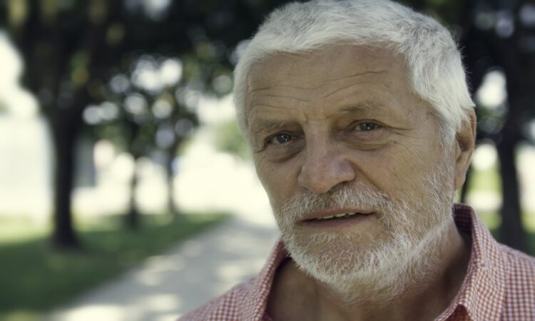 Cor (70): “Ik pas alleen op mijn kleinkind als mijn dochter mij €10,- per uur betaalt”