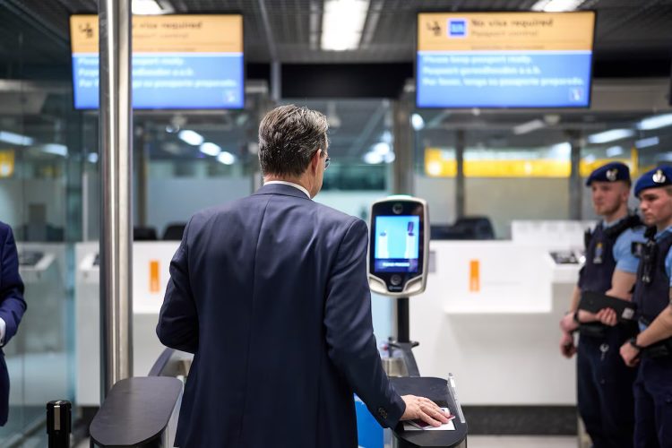 Fysiek paspoort verleden tijd: “Proef met digitaal app-paspoort geslaagd”