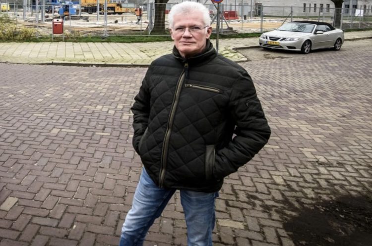 Harry (61) is dolblij met zijn nieuwe woning, totdat hij een onheilspellende brief krijgt