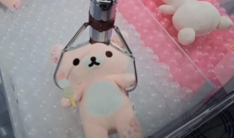 Kermismedewerker onthult geheim grijpmachines: Zo win je elke keer!