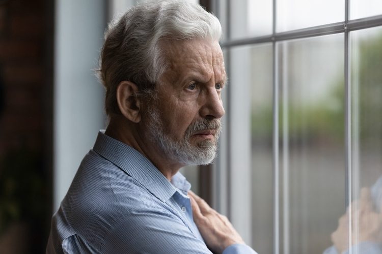 Kees(82): “Mijn kleinkinderen willen niet op bezoek, ik ruik naar oude mensen”