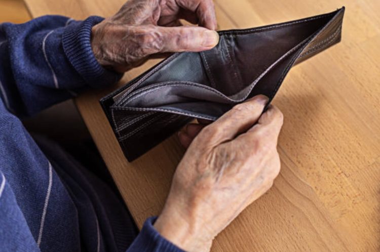 87-jarige Johan wil koffie kopen met muntgeld, maar wordt geweigerd: “Alleen pinnen toegestaan”