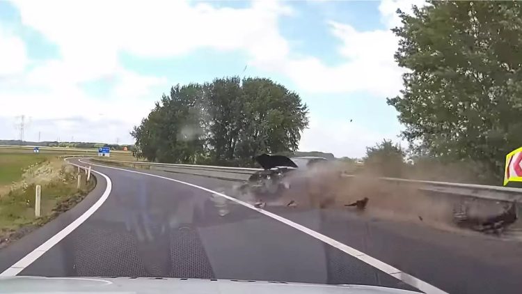 VIDEO: Vluchtende Seat Ibiza crasht keihard tegen vangrail na achtervolging
