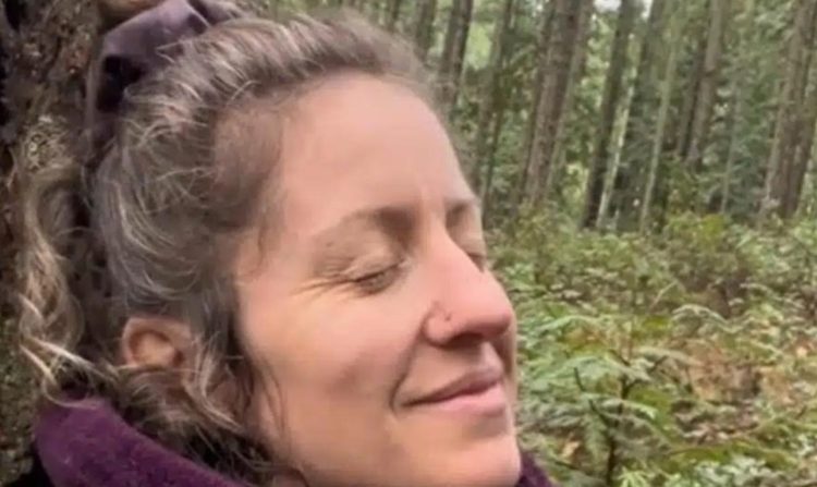 Sonja (45) kan geen man vinden en doet het nu met een boom