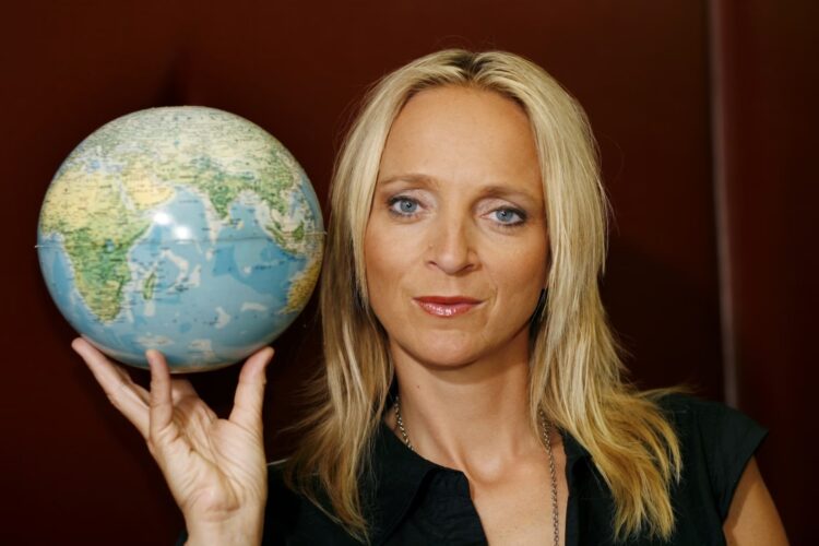 Wauw! Floortje Dessing (53) laat haar getrainde lichaam zien in de ijskoude zee