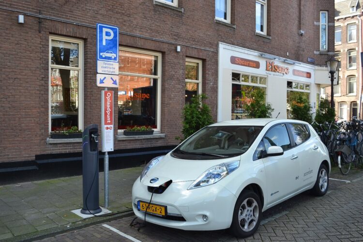 BIZAR: Dit absurde bedrag betaal je binnenkort aan wegenbelasting voor je elektrische auto