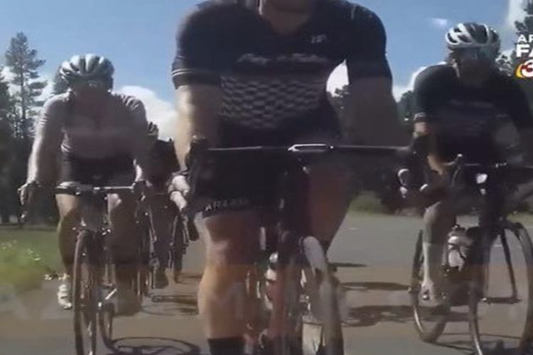 Man is wielrenners die niet willen opschuiven helemaal zat