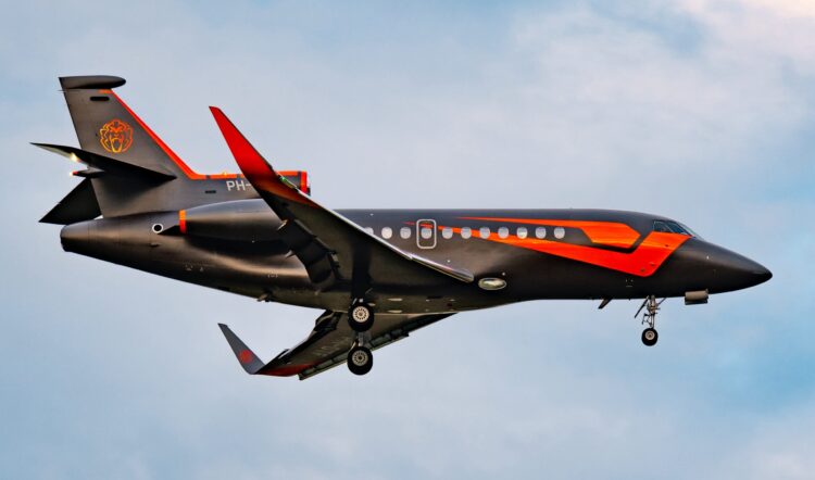 Max Verstappen’s privéjet: “Even binnengluren in zijn Falcon 900EX”