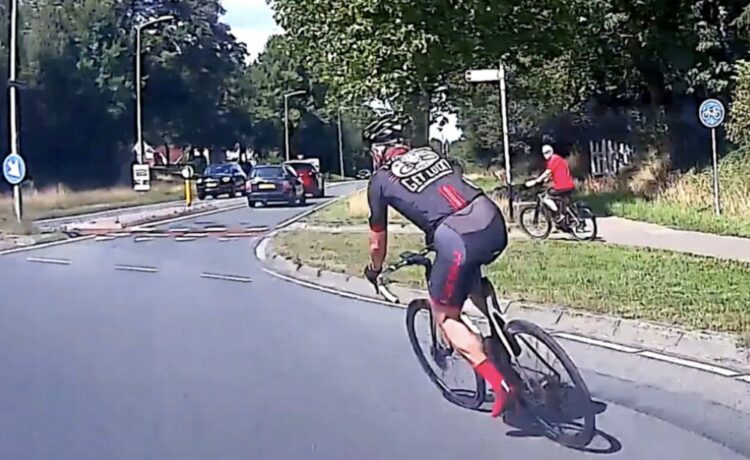 Onbeschofte wielrenner heeft eigen verkeersregels en vliegt over de rotonde