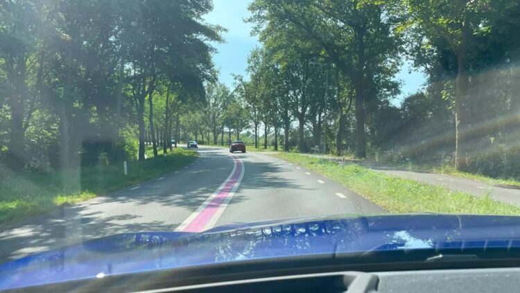 Je kunt nu ook paarse strepen op het wegdek tegenkomen: dit betekenen ze