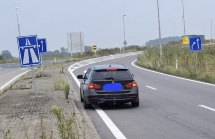 BMW-rijder zet auto stil op de weg met een wel heel opmerkelijke reden