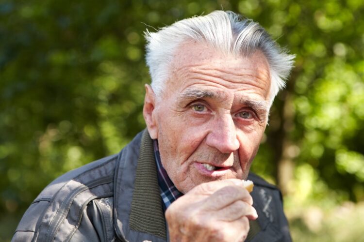 Jan (82): “Ik reken mijn producten niet af bij de zelfscan omdat ik niet kan rondkomen van mijn AOW.”