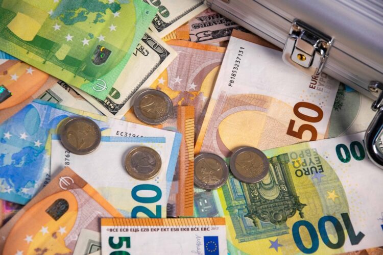 Zoveel contant geld mag je in huis hebben? Zo zit het