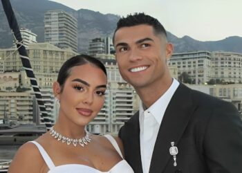 Cristiano Ronaldo’s vrouw geniet van Venetië: arriveert per privéjet van $65 miljoen en draagt een horloge van $400.000