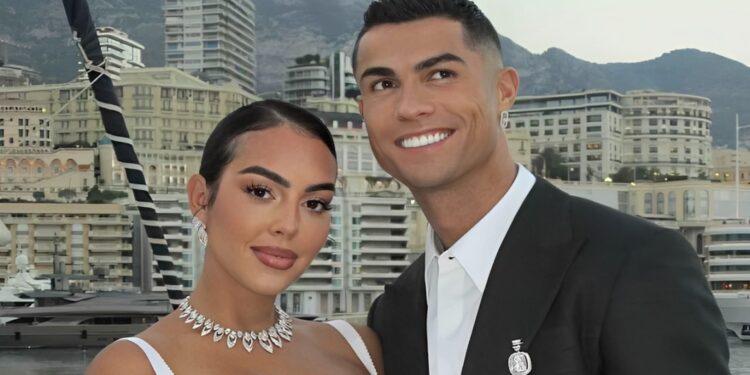Cristiano Ronaldo’s vrouw geniet van Venetië: arriveert per privéjet van $65 miljoen en draagt een horloge van $400.000