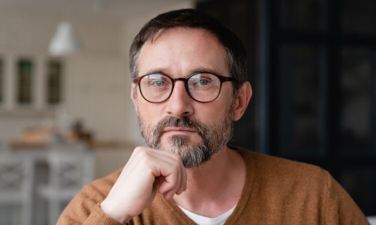 Hugo (54) leent geld aan een kennis, maar krijgt het niet terug: “Nu zitten we zelf in de schulden”