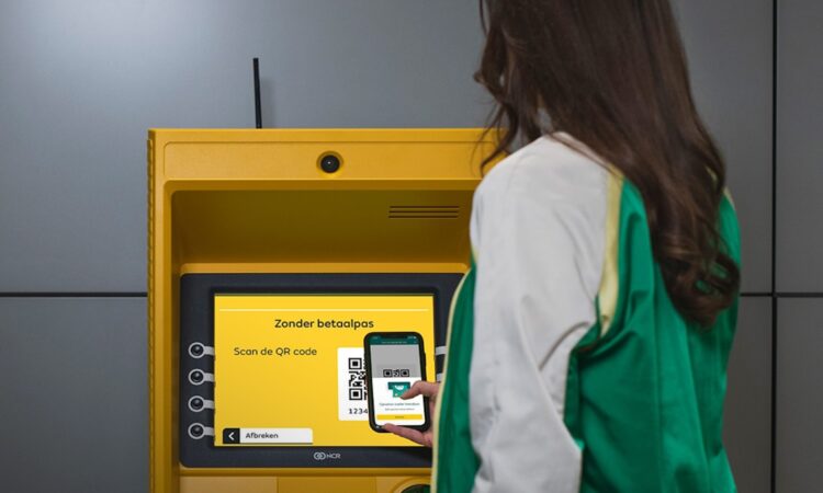 Pinpas maakt plaats voor digitalisering: ABN AMRO stapt over op geld opnemen zonder pinpas