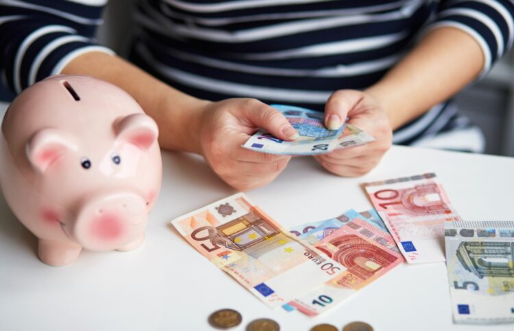 Zoveel sparen ouders gemiddeld voor hun kinderen en dat is best veel