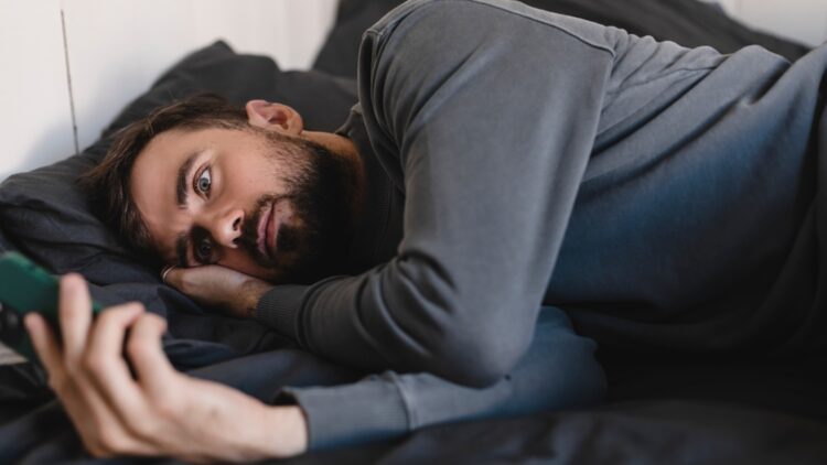Stefan (25): “Mijn vader bezwangerde mijn vrouw, en nu verwacht ze een tweeling.”