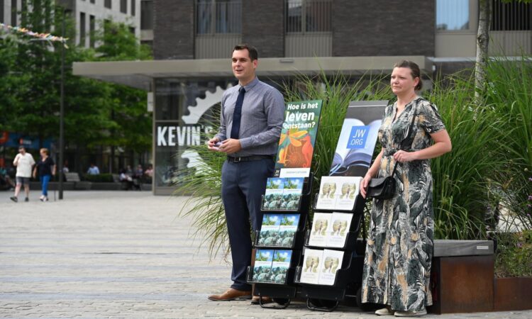 Jehova’s getuigen komen met nieuwe strategie: “Je kom er niet meer vanaf!”