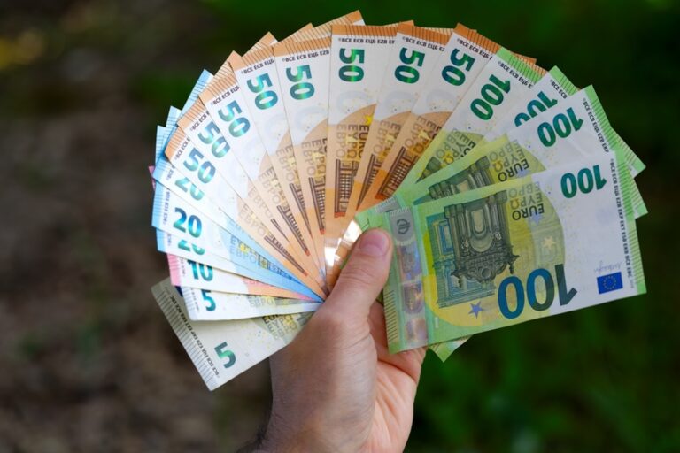 Contant geld storten op je bankrekening: “Vanaf dit bedrag krijg je een