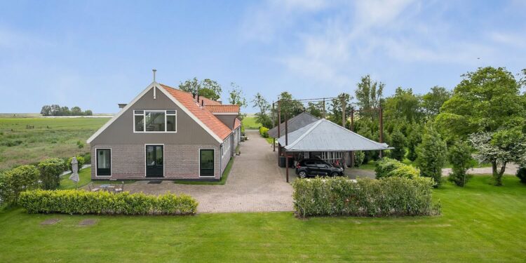 Marc Klein Essink zet zijn luxe woonboerderij in Zuiderwoude met uitzicht op Markermeer te koop