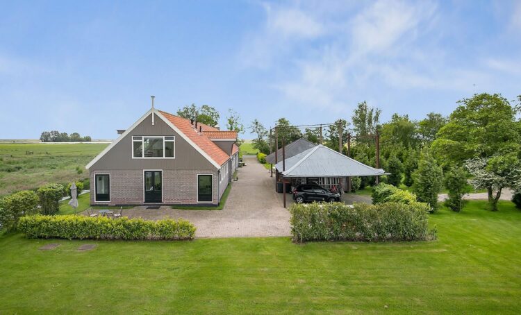 Marc Klein Essink zet zijn luxe woonboerderij in Zuiderwoude met uitzicht op Markermeer te koop