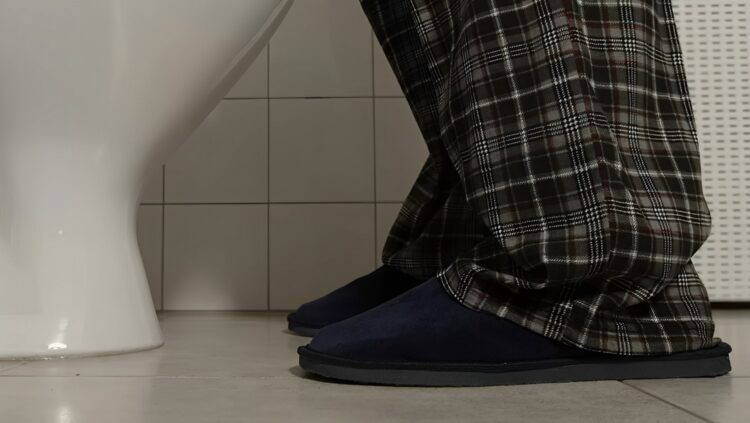 Uroloog deelt onwijs handige tip waardoor je ‘s nachts nooit meer hoeft te plassen