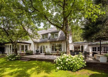 Paul de Leeuw verkoopt villa in Blaricum met bijna een miljoen euro winst