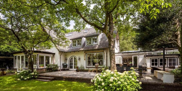 Paul de Leeuw verkoopt villa in Blaricum met bijna een miljoen euro winst
