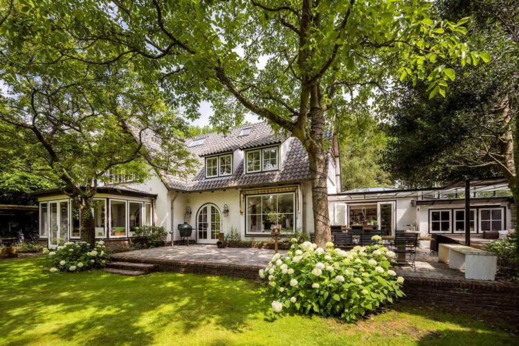 Paul de Leeuw verkoopt villa in Blaricum met bijna een miljoen euro winst