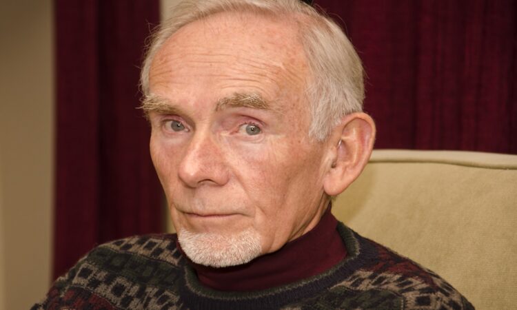 Willem (70) betreurt zijn vroegpensioen: “Ik moet weer werken om financieel rond te komen.”