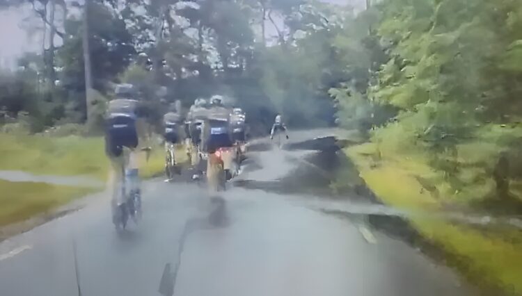 Automobilist handelt zonder te aarzelen bij groepje wielrenners en gigantische plas water!