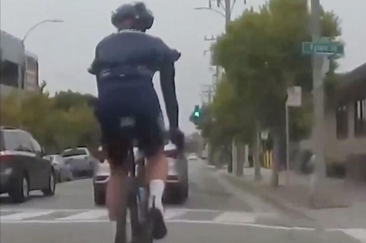 Arrogantie wielrenner denkt dat de weg alleen van hem is en dat wordt afgestraft