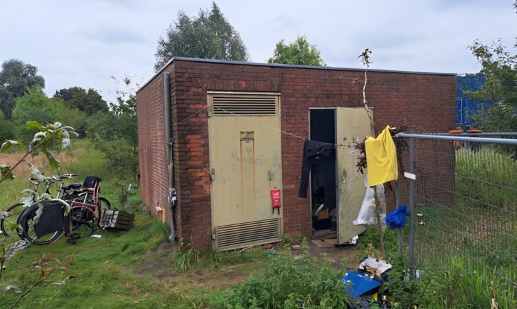Hans (42) en zijn vriendin wonen al jaren in een elektriciteitshuisje: ‘Dit is de trieste realiteit’