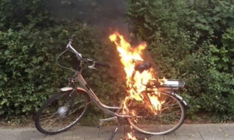 Accu’s van elektrische fietsen ontbranden: dit moet je weten