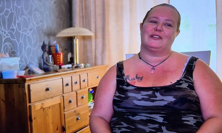 Kijkers van Steenrijk, Straatarm fileren arme moeder Saskia: “Het is een kwestie van fatsoen.”