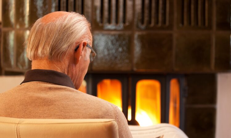 Joop (75): ‘Ik blijf mijn houtkachel gebruiken, ook al zegt iedereen dat het slecht is voor het milieu’