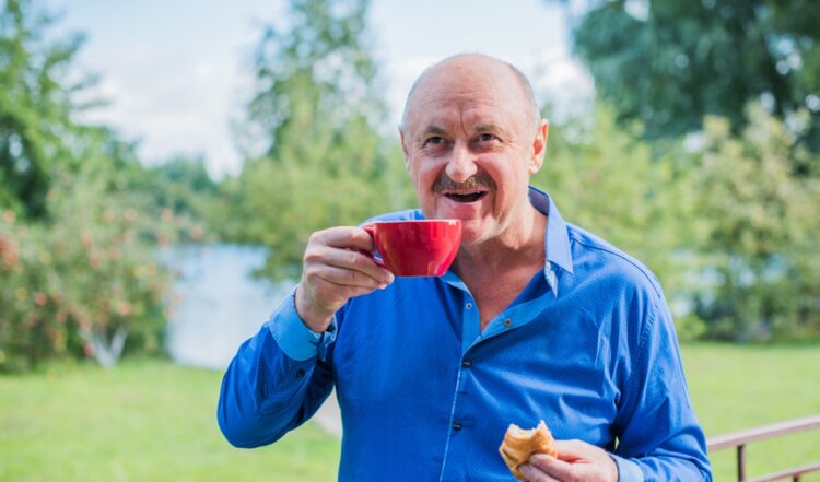 Joop (69): “Ik ging uit eten, maar ik kon de bediening niet verstaan want ze spraken alleen Engels”