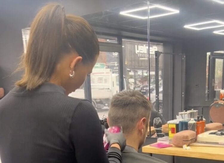 Dit is de echte reden waarom hij 2x per week naar de kapper gaat