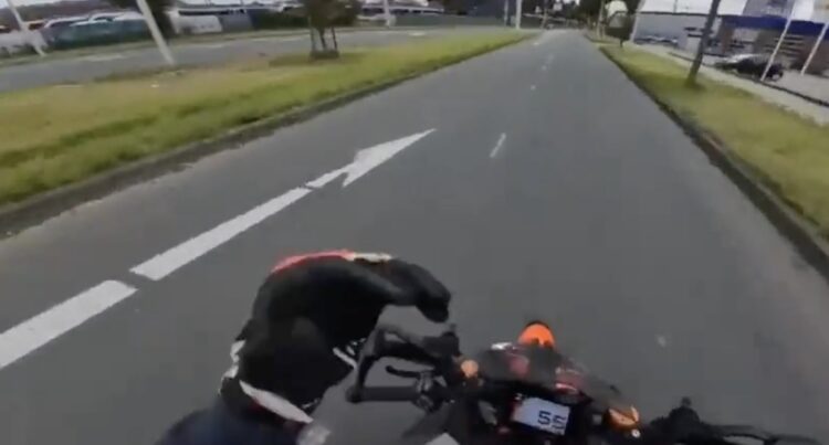 Motorrijder is boos op fietser, maar vergeet dat hij haaientanden heeft