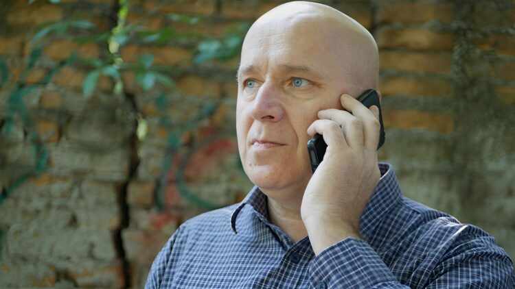 Dochtertje zegt tegen papa dat mama met oom Paul in de slaapkamer is