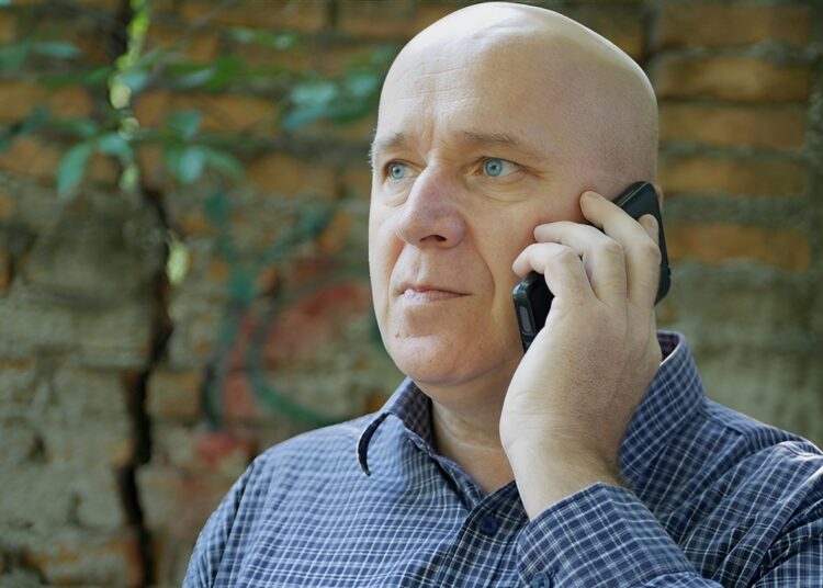 Dochtertje zegt tegen papa dat mama met oom Paul in de slaapkamer is