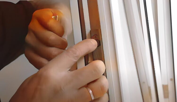 Je raamkozijn heeft een geheim knopje die de winterstand activeert en je flink gaat besparen (zo werkt het)