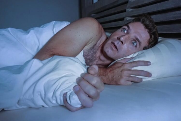 Krijg jij wel eens een schok wanneer je in slaap valt? Dít is wat het betekent!