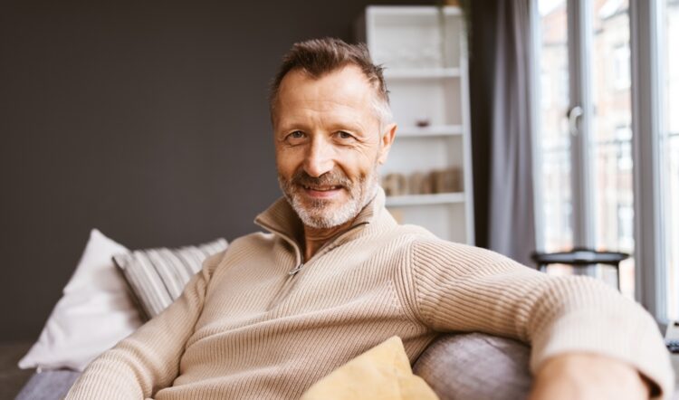 Rick (52): “Ik wil de vliegtickets voor mijn zoon’s vriend niet wil betalen”