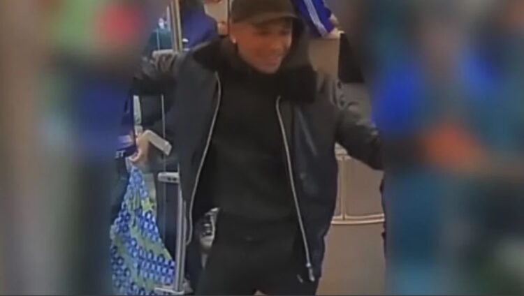 Zwartrijder slaat conducteur en breekt haar kaak